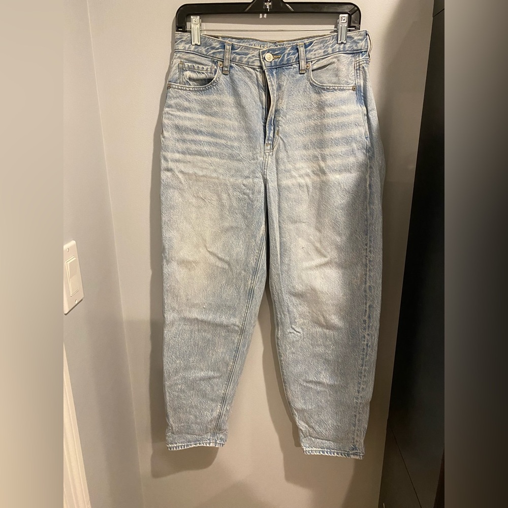 Light Wash American Eagle Relaxed Mom Jeans